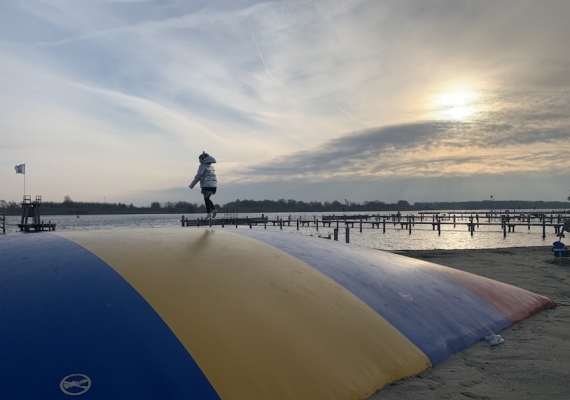 Spelen op de airtrampoline