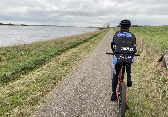 Mountainbiken langs het meer