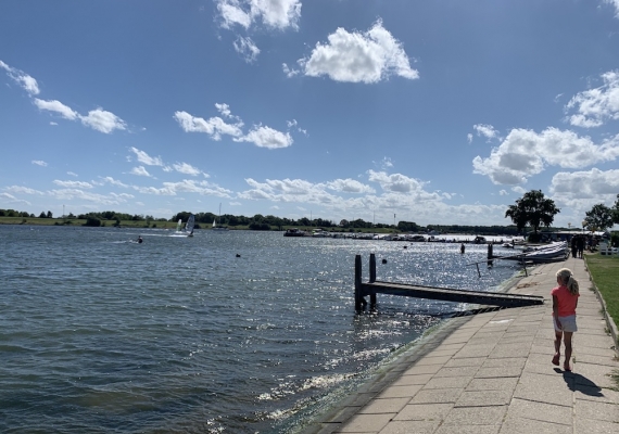 Op het park wandelen langs het Veerse Meer