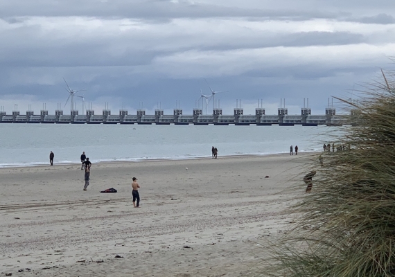 Banjaardstrand met uitzicht op de stormvloedkering