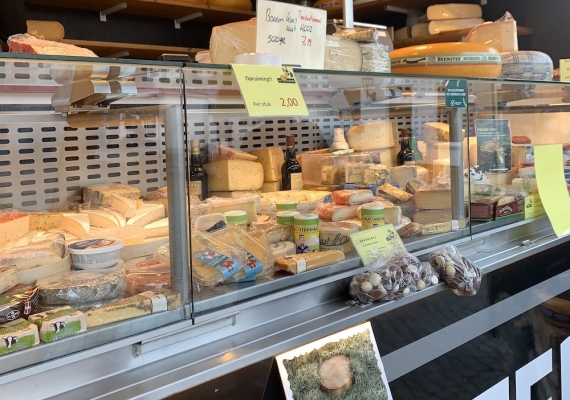 Heerlijke kaasjes halen op de markt in Kortgene