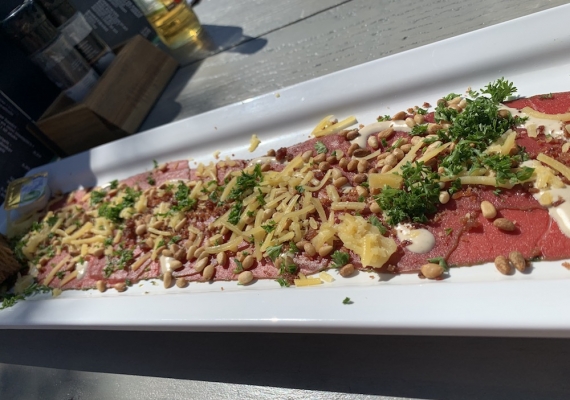 Carpaccio bij het Grand Café