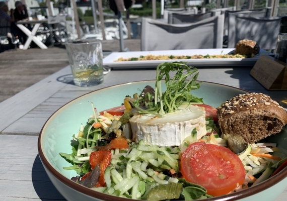 Salade geitenkaas in het Grand Café