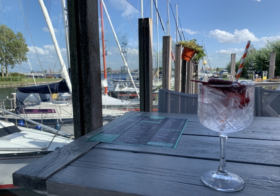 Genieten vanaf het terras op de Paardekreek