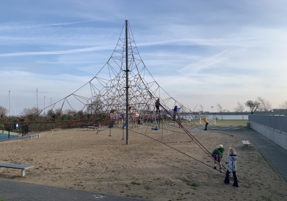 Klimmen maar en genieten van het uitzicht op het Veerse Meer