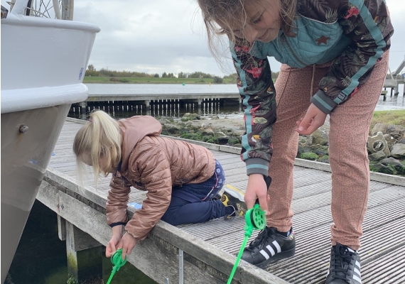 Samen krabben vangen op De Paardekreek