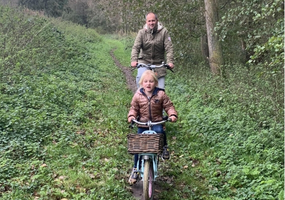 Fietsen door het bos